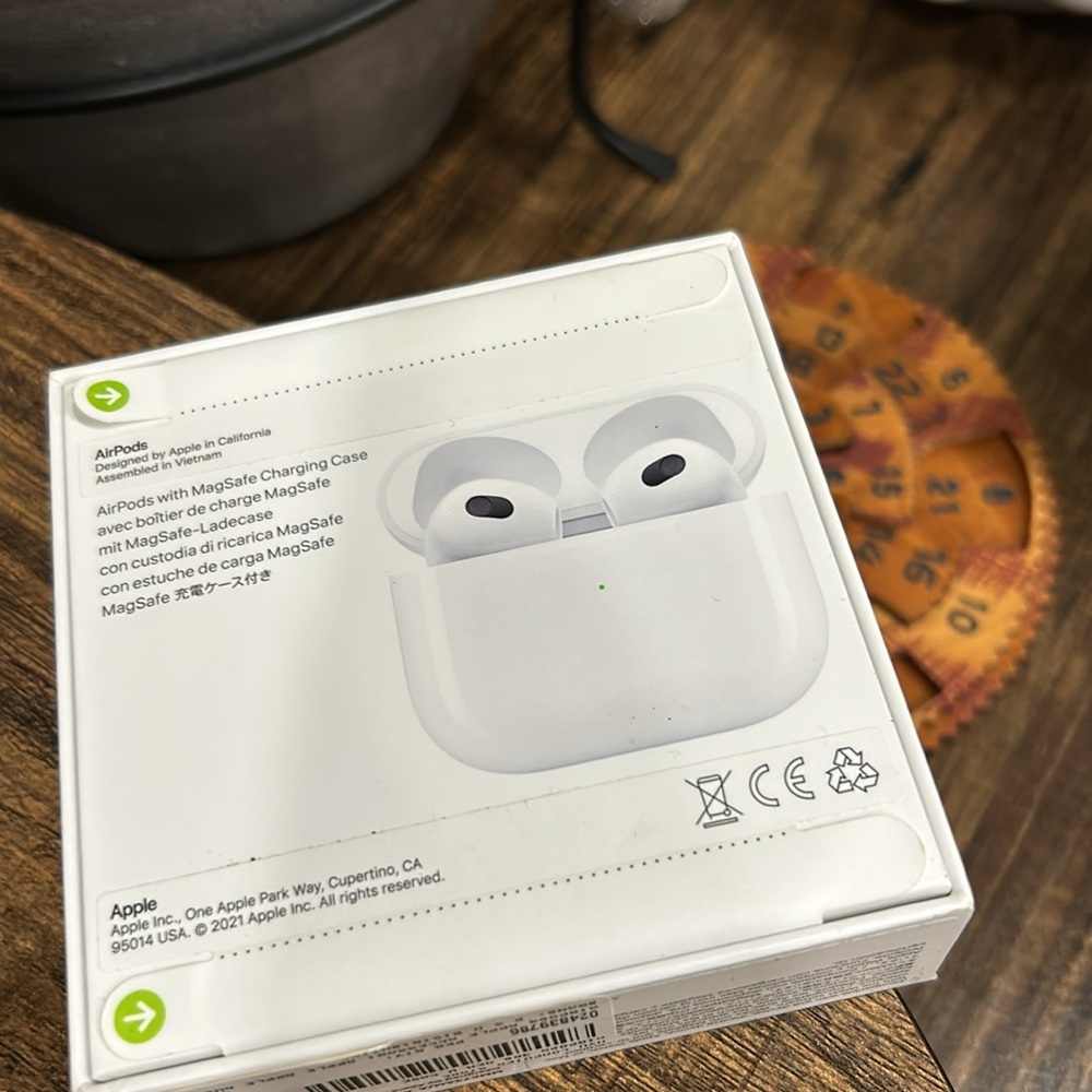 Apple AirPods - Picture 4 of 4